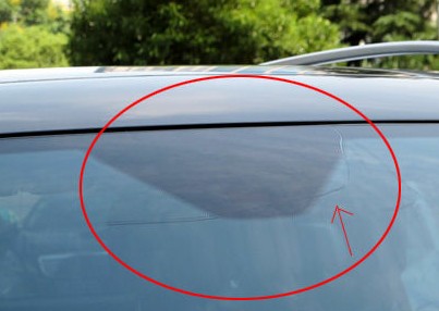 百万奔驰前挡风玻璃突然开裂 厂方拒绝赔偿