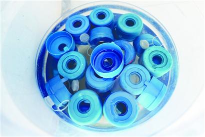 黑水厂臭水沟旁打水灌进桶 称山泉大肆售卖