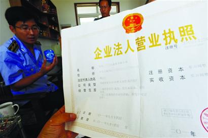 黑水厂臭水沟旁打水灌进桶 称山泉大肆售卖