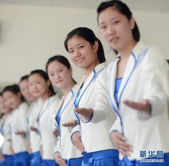 礼仪小姐训练课程揭秘 一颦一笑动人