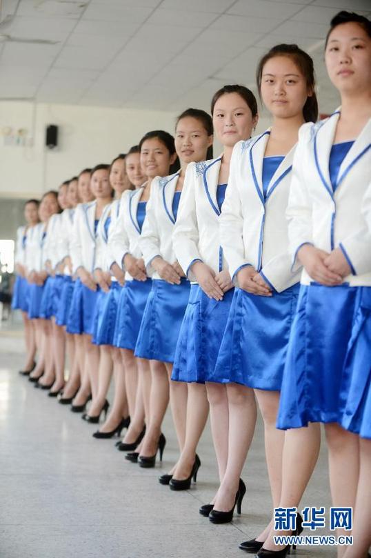 礼仪小姐训练课程揭秘 一颦一笑动人