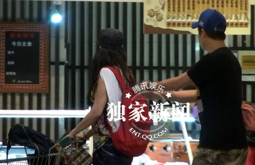 豪门贵妇吴辰君与家人逛平价超市 十足主妇范