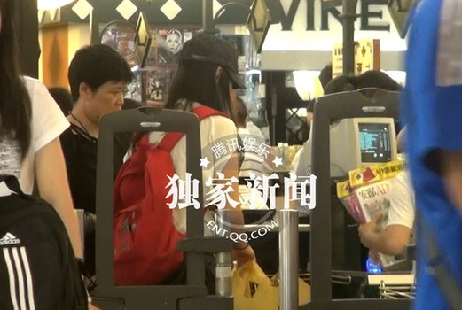 豪门贵妇吴辰君与家人逛平价超市 十足主妇范