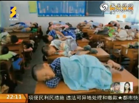 西安1小学让3千学生蜷缩课桌上午睡 胳膊当枕头
