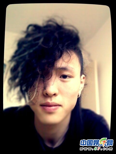 中国好声音张玮毕业照扮丑雷人 生活私照很个性