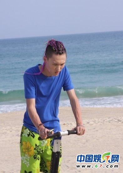 中国好声音张玮毕业照扮丑雷人 生活私照很个性