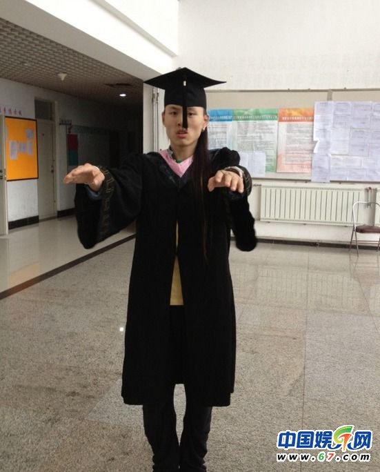 中国好声音张玮毕业照扮丑雷人 生活私照很个性