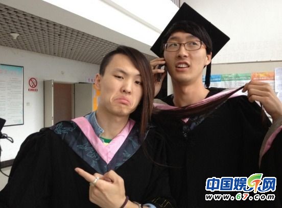 中国好声音张玮毕业照扮丑雷人 生活私照很个性