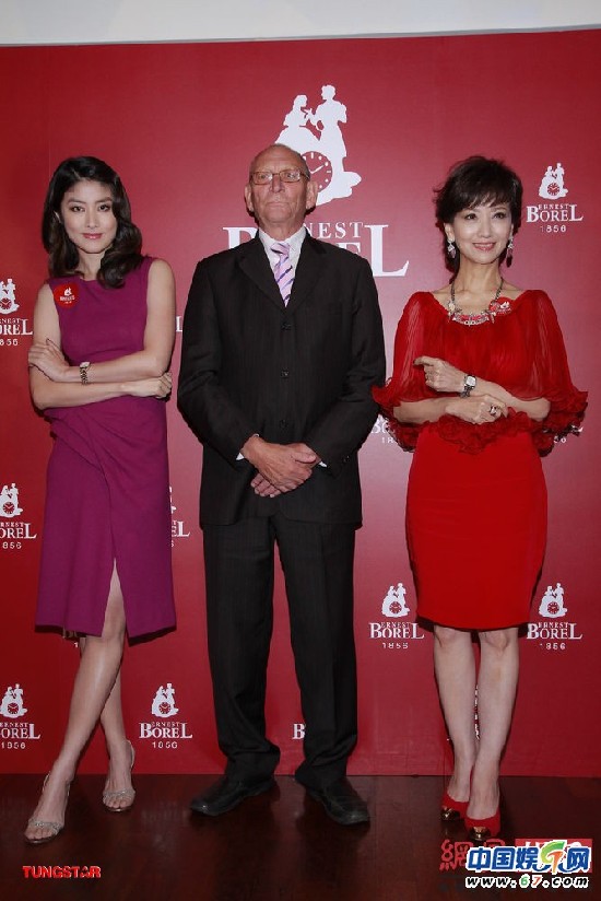 陈慧琳优雅紫红修身裙代言 赵雅芝妖娆红裙斗艳