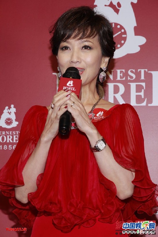 陈慧琳优雅紫红修身裙代言 赵雅芝妖娆红裙斗艳