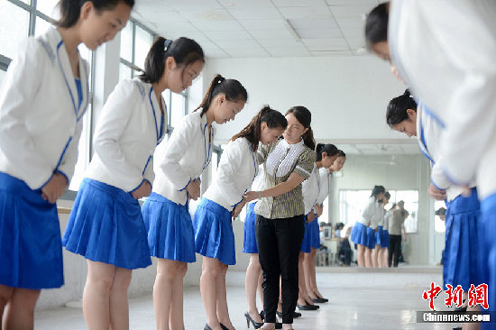 扬州90后女大学生入学学礼仪 穿清纯制服美如空姐