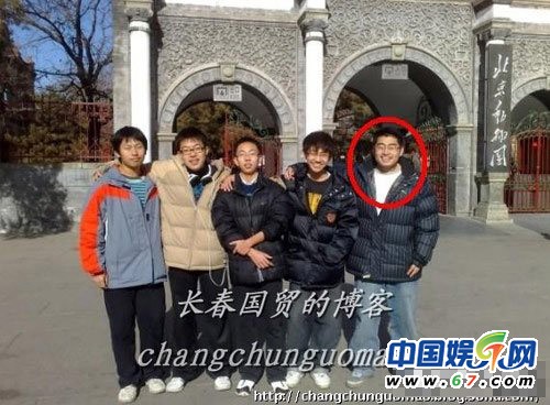 “鞠萍姐姐”20岁儿子与女友生活照