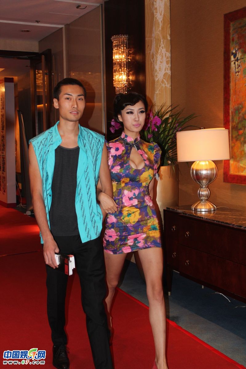 封面选拔红毯女星齐抛胸晒春光 柳岩遭邻座男偷窥事业线