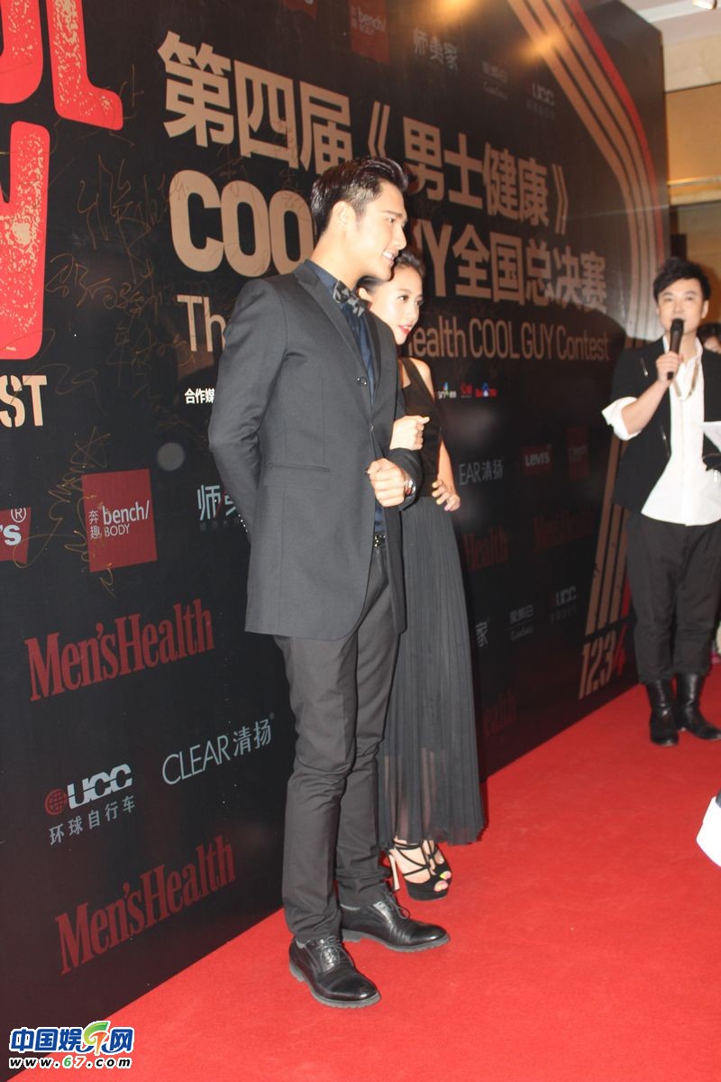 封面选拔红毯女星齐抛胸晒春光 柳岩遭邻座男偷窥事业线