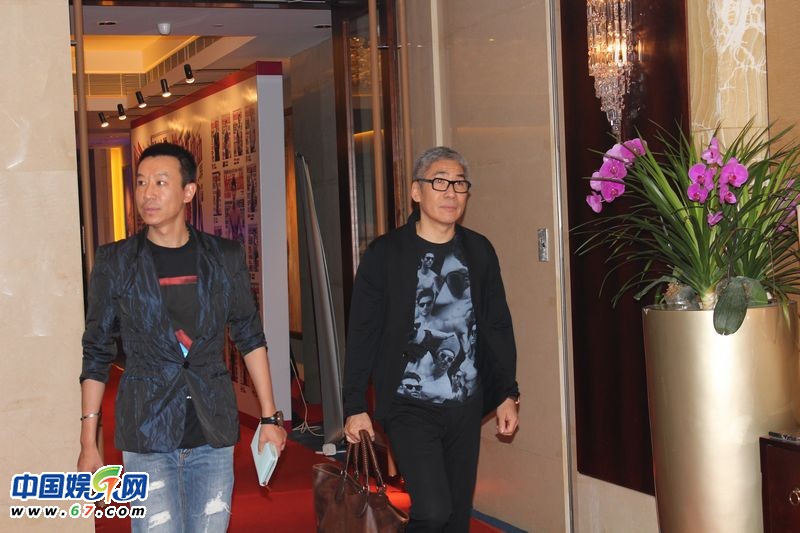 封面选拔红毯女星齐抛胸晒春光 柳岩遭邻座男偷窥事业线