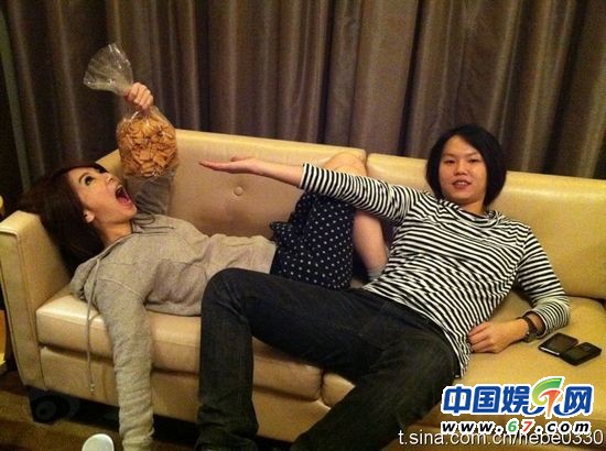 台媒曝Hebe田馥甄是同性恋 与女助理亲密暧昧照曝光