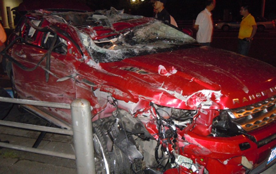 路虎车猛撞护栏致2死2伤