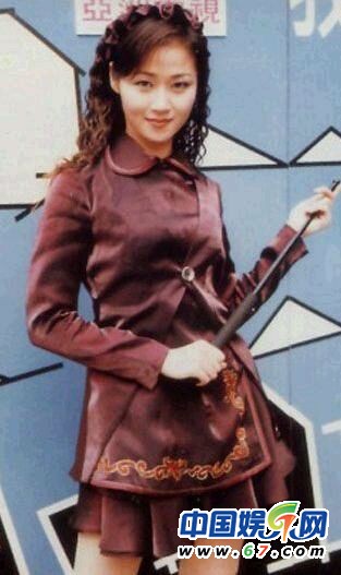 姚晨美腿细长笔直黄奕悲剧 揭众女星露腿照