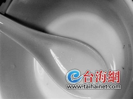 蒙牛牛奶惊现活虫 消费者无意喝下尿检细菌超标