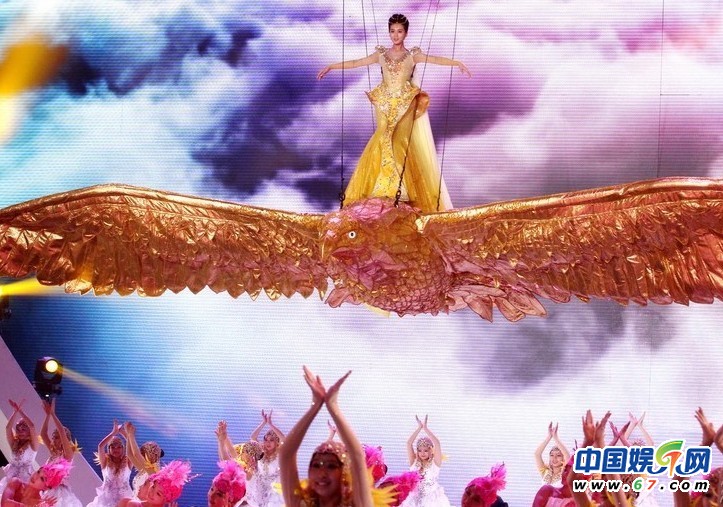 金鹰节开幕 刘诗诗如女神阿朵露半乳劲舞孙杨卖萌