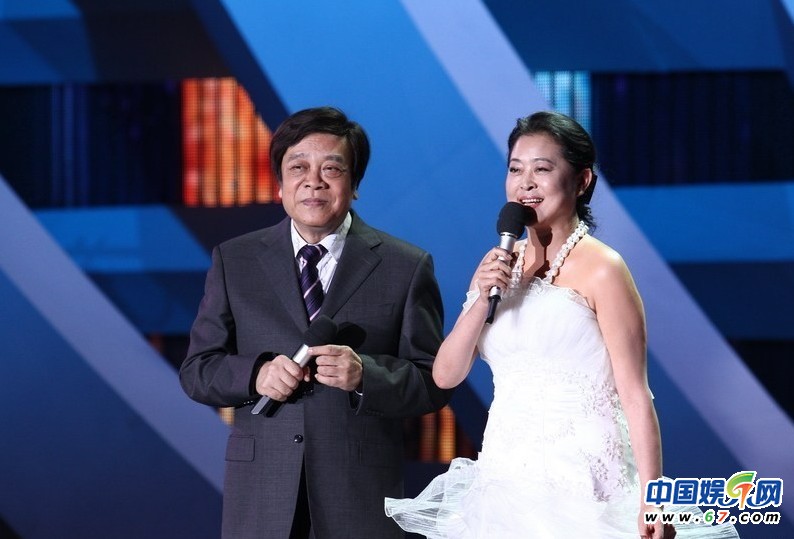 金鹰节开幕 刘诗诗如女神阿朵露半乳劲舞孙杨卖萌