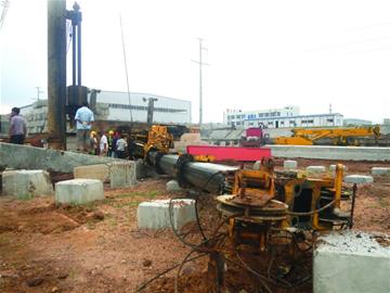 50吨吊车忘记放支撑架倒地