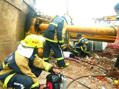 50吨吊车忘记放支撑架倒地