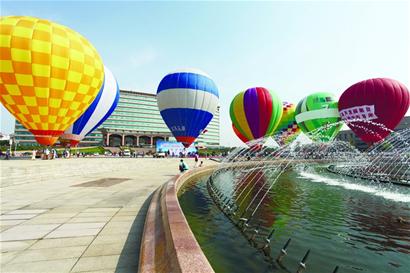 青岛西海岸热气球表演惊艳天空 跳伞女皇仙女散花