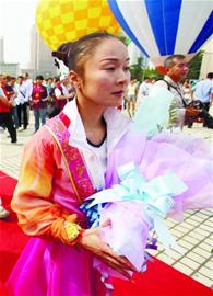 青岛西海岸热气球表演惊艳天空 跳伞女皇仙女散花