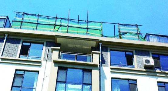 青岛雍翠华苑小区业主野蛮装修 掀翻整个房顶