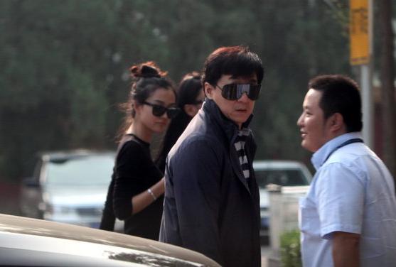 成龙坐私人飞机抵多伦多