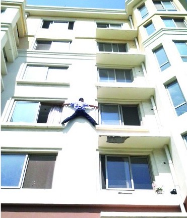 青岛蜘蛛侠:四楼徒手翻窗送救命药 全身无防护