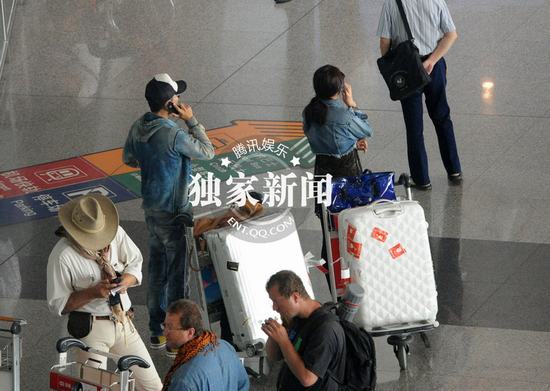 张馨予被曝曾离异 携李晨高调牵手回家