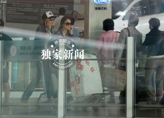 张馨予被曝曾离异 携李晨高调牵手回家