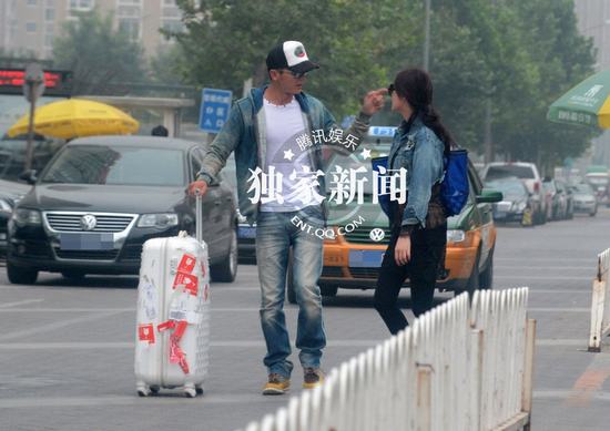 张馨予被曝曾离异 携李晨高调牵手回家