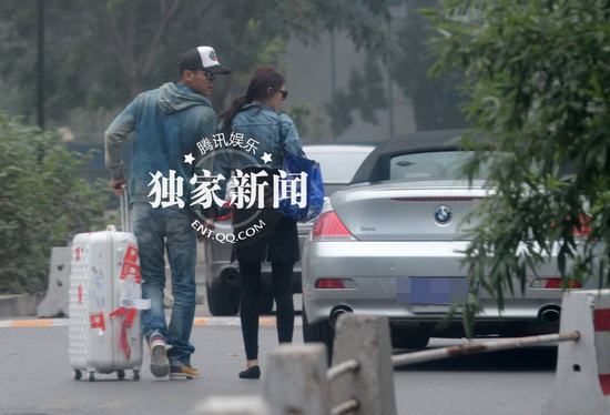 张馨予被曝曾离异 携李晨高调牵手回家