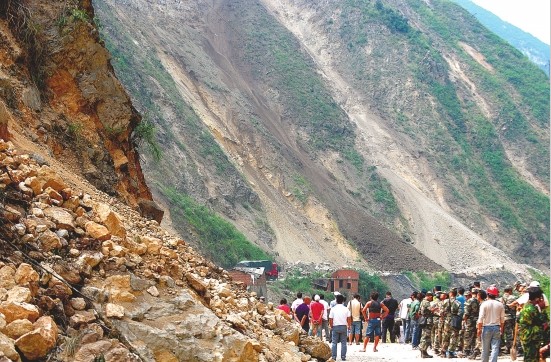 通往重灾区洛泽河镇的唯一生命线多次塌方，救灾物资送抵灾区困难大。新华社