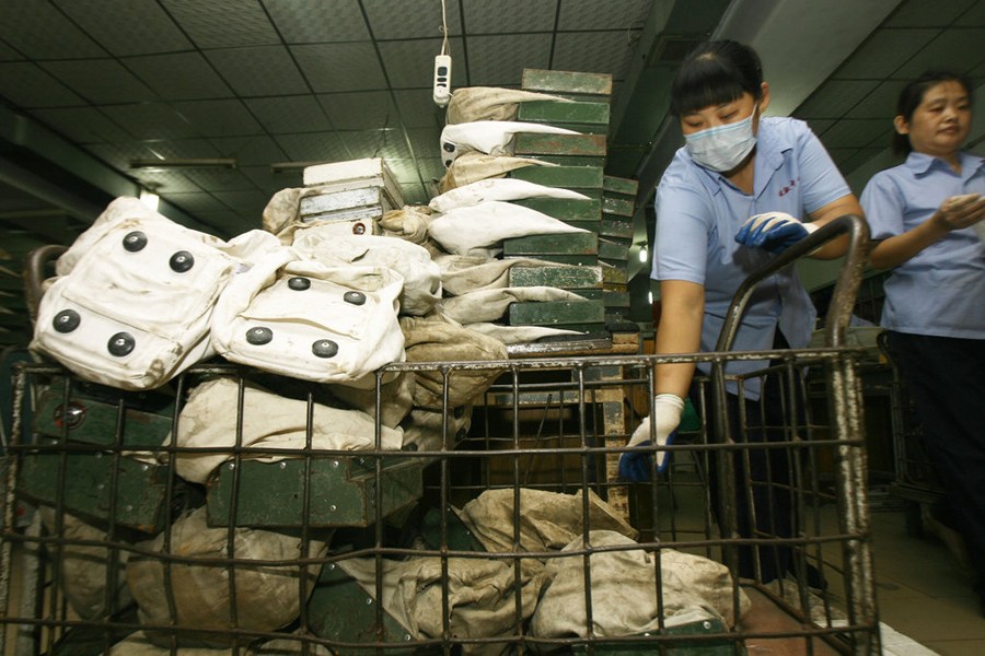 青岛每年花千万清点公交零钱 揭秘点钱过程