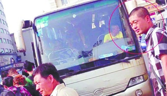 青岛一骗子冒充石油大新生接待员 将学生家长拉到宾馆