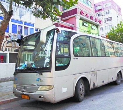 青岛一骗子冒充石油大新生接待员 将学生家长拉到宾馆