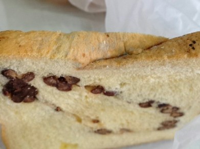 青岛威利士面包发霉长毛 消费者吃后泻不停