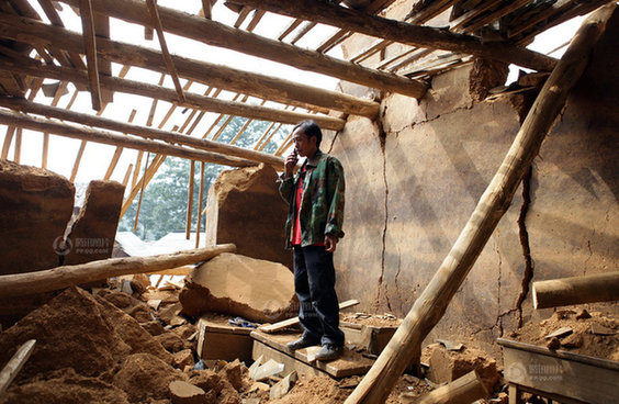 云落小学代课教师双手刨出7名被埋学生