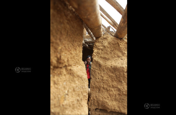 云落小学代课教师双手刨出7名被埋学生