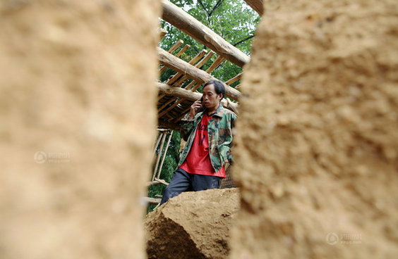 云落小学代课教师双手刨出7名被埋学生