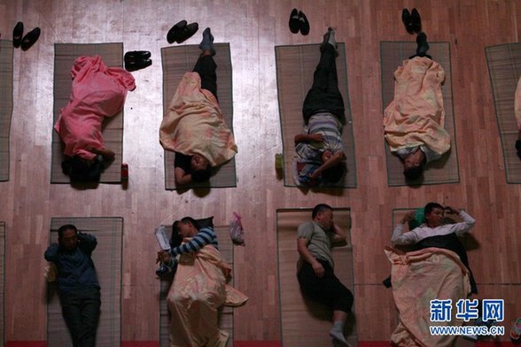 华师大连续7年为新生家长打地铺过夜