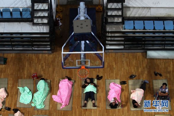 华师大连续7年为新生家长打地铺过夜