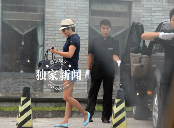 蒋雯丽穿潮装热裤会小辫型男 豪放大笑频放电