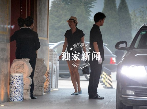 蒋雯丽穿潮装热裤会小辫型男 豪放大笑频放电