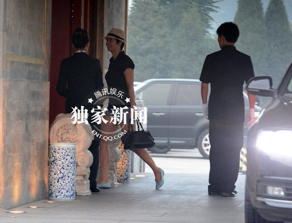 蒋雯丽穿潮装热裤会小辫型男 豪放大笑频放电