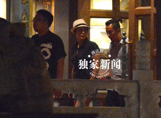 蒋雯丽穿潮装热裤会小辫型男 豪放大笑频放电